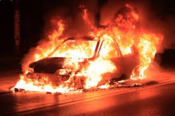 В центре Запорожья горел автомобиль (видео)