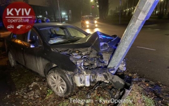 В Киеве водительница не заметила поворот и чудом никого не убила, вылетев с дороги: фото, видео