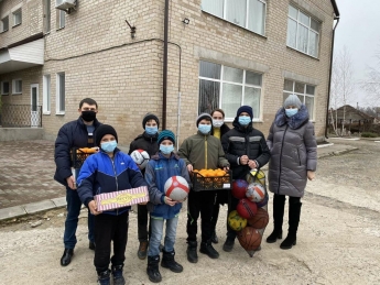 Море улыбок и подарков - Мелитопольский мясокомбинат поздравил детей с трудной судьбой (фото)