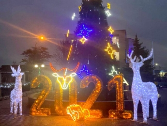 Центр Кирилловки украсили к новогодним праздникам (фото, видео)