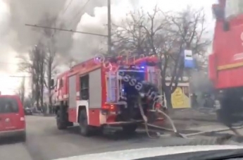 В Одессе вспыхнул масштабный пожар - в небо поднимается огромный столб дыма: видео