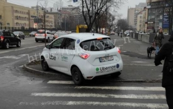 В Киеве водитель отличился "героической" парковкой на перекрестке: фото