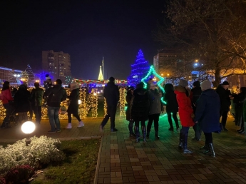 В Мелитополе на День Святого Николая народ организовал застолье, как в новогоднюю ночь (фото, видео)