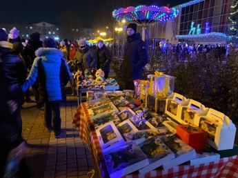 Шоколадные домики и замаскированный коньяк – что в Мелитополе на новогодней ярмарке предлагают. Цены (фото, видео)