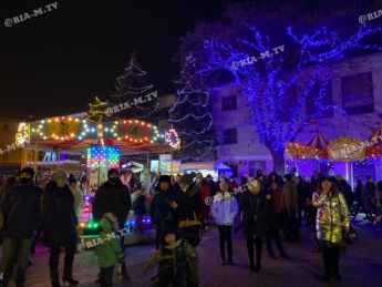 Сколько в Мелитополе на площади новогодние покатушки стоят (фото, видео)