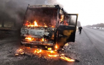 Под Днепром автобус с пассажирами загорелся на ходу: пламя охватило весь салон