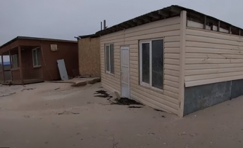 Домики в Кирилловке едва не унесло в море - как Федотова коса после шторма выглядит (видео)