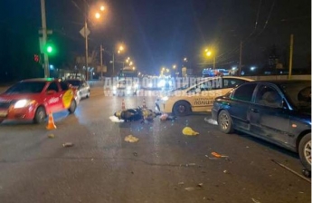 В Днепре на Слобожанском Hyundai проехал на красный и сбил мотоциклиста: пострадал человек (фото)