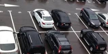 В Запорожье требуют деньги за бесплатную парковку у супермаркета (видео)