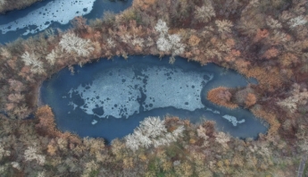 Запорожский фотограф сделал уникальные снимки покрытых льдом озер на Хортице (фото, видео)