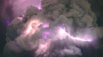Фотограф запечатлел "грязную грозу" над вулканом - это редкое явление, от которого захватывает дух