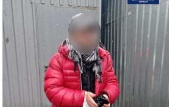 В Днепре на Роторной мужчина разгуливал с холодным оружием в пакете: фото