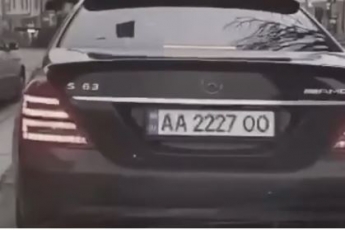 Меняет номера за пару секунд: водители в Украине нашли новый способ уйти от автофиксации, видео