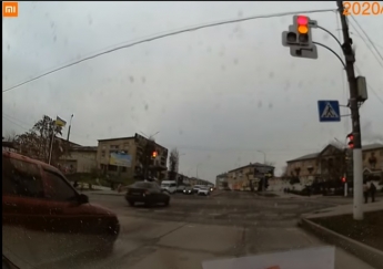 В Мелитополе водители не любят красный свет светофора и не замечают разметки (видео)
