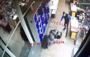 В Днепре избили парня в супермаркете (18+)