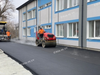 В Мелитополе вокруг отремонтированных больниц строят современные дороги (фото, видео)