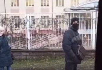 Поймали на горячем: в Киеве в маршрутке сняли на видео вора-рецидивиста