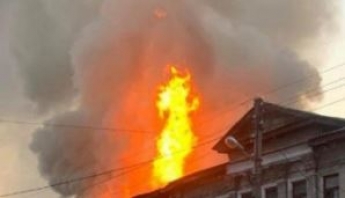 В Киеве вспыхнул серьезный пожар в жилом доме: видео и первые подробности