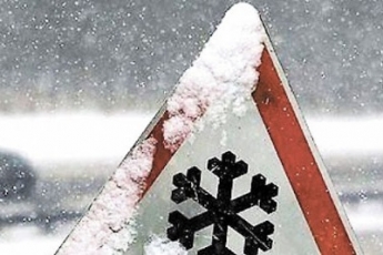 Первый снег в Мелитополе не радует водителей - в городе одно за другим происходят ДТП (видео)