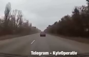 Полетели в разные стороны: под Киевом авто потеряло колеса посреди дороги, видео