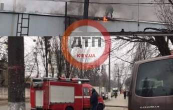 В Киеве вспыхнул мощный пожар на известном заводе, валит черный дым: фото и видео
