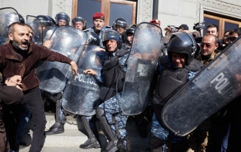 В Ереване идут протесты, объявлена забастовка (видео)