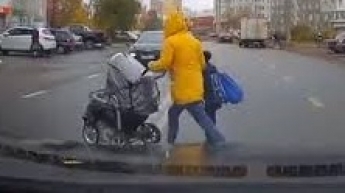 В Запорожье женщина с коляской перебегала дорогу в неположенном месте прямо под колесами автомобилей (видео)