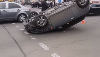 Все произошло мгновенно: в Киеве авто попало в жуткое ДТП с переворотом, фото и видео