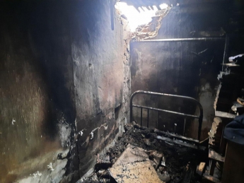 В Запорожской области 5 спасателей тушили пожар в частном доме (фото)