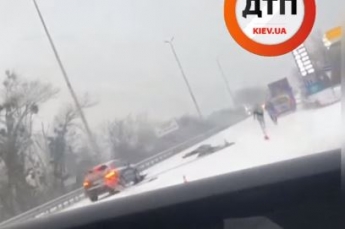 На Житомирской трассе внедорожник на скорости снес двух людей: видео с места жуткого ДТП
