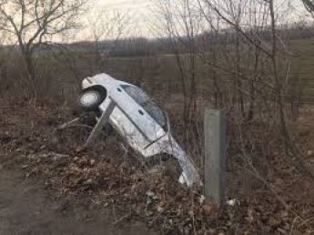 На трассе Запорожской области автомобиль вылетел в кювет