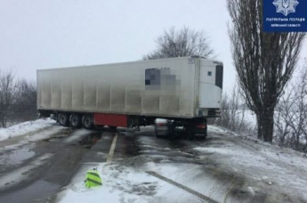 На трассе Борисполь - Днепр фура попала в серьезное ДТП, движение парализовано: фото
