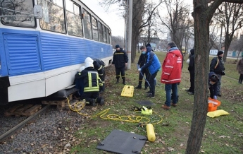 В Николаеве спасли попавшего под трамвай пешехода (видео)