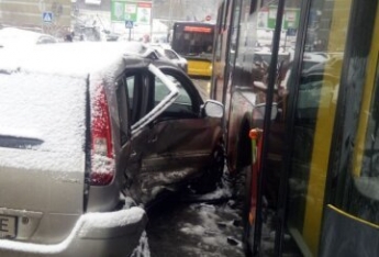В Киеве машина на скользкой дороге протаранила два авто: в салоне находилась беременная, кадры ДТП