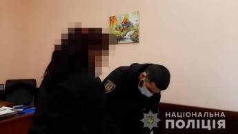 Попросил мобильный телефон: в Одессе девушка ударила незнакомца ножом в грудь (видео)
