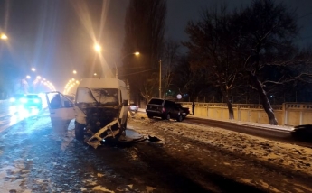 Под Киевом микроавтобус на мосту вылетел на встречную и врезался во внедорожник: фото и видео
