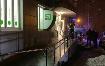 В Киеве ночью взорвали отделение Приватбанка. Фото