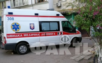 «Не дождался помощи»: мужчина умер возле киевской больницы (фото)