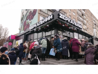 В Мелитополе открывают новый супермаркет - за обещанными подарками пришли десятки горожан (фото, видео)