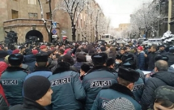 В Ереване начались столкновения и задержания (видео)