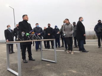 Президент Украины открыл движение по новому мосту в Запорожье (фото,видео)