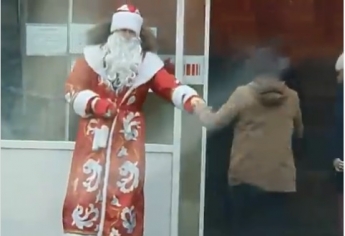 В Мелитополе Дед Мороз бесплатно угощал витаминами прохожих (видео)