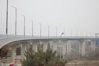 Житель Запорожья показал все недоработки на новом мосту (фото, видео)