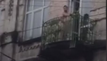 В центре Львова голый мужчина на балконе мастурбировал на глазах у прохожих (видео 18+)