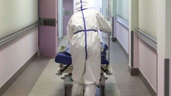 В Бердичеве больного коронавирусом мужчину нашли мертвым в туалете больницы. Видео