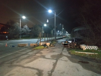 На Набережной в Запорожье автомобиль врезался в бетонное ограждение - есть пострадавшие (фото)