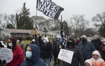 В США снова вспыхнули протесты после убийства темнокожего копом (видео)