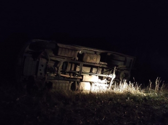 В Запорожской области два грузовика съехали в кювет (фото)