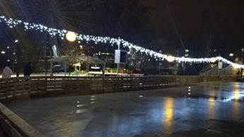 Дождь подпортил ледовые развлечения на катке в Мелитополе (фото, видео)