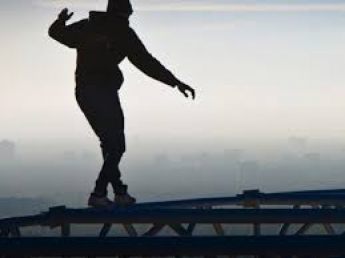 В Запорожье на новом Балочном мосту мужчина совершил самоубийство